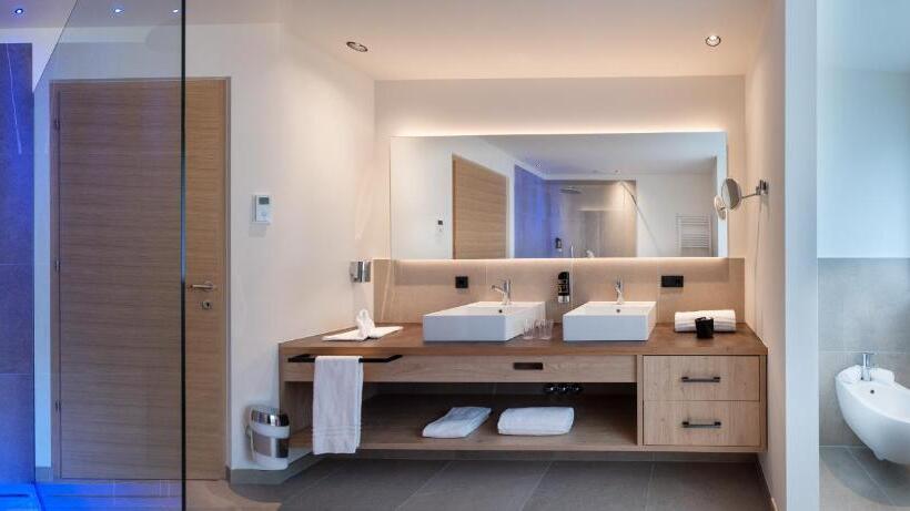 带按摩浴盆的套房, Christof