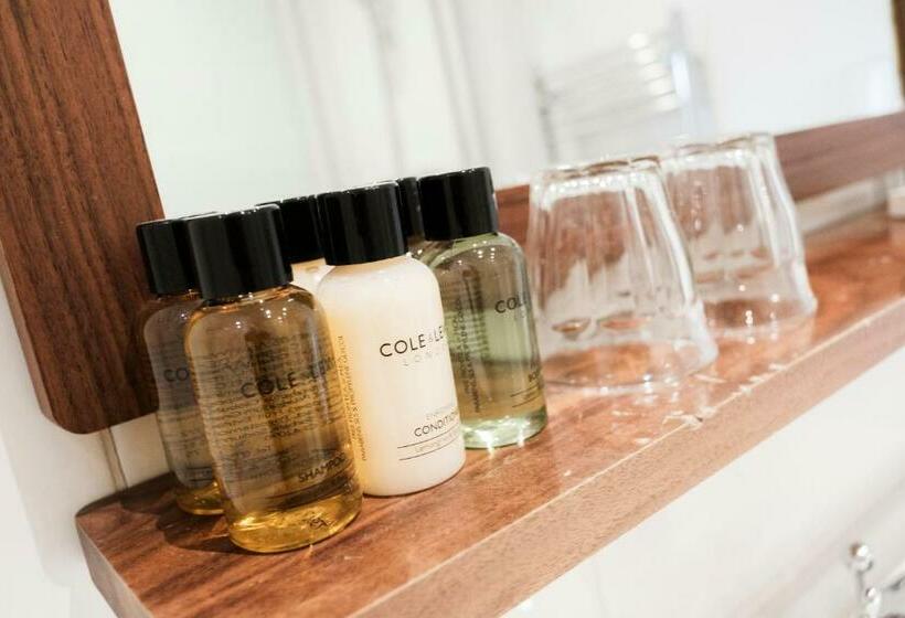 غرفة قياسية, The Pilot Inn