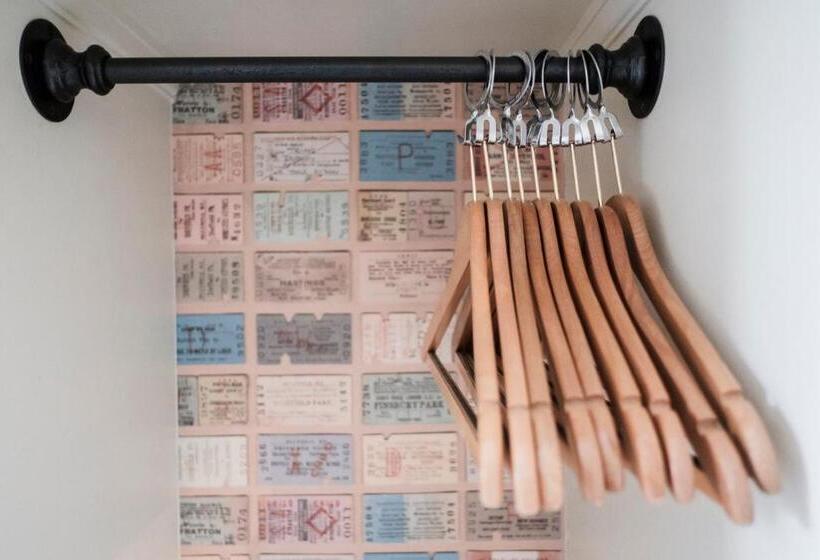 غرفة قياسية, The Pilot Inn