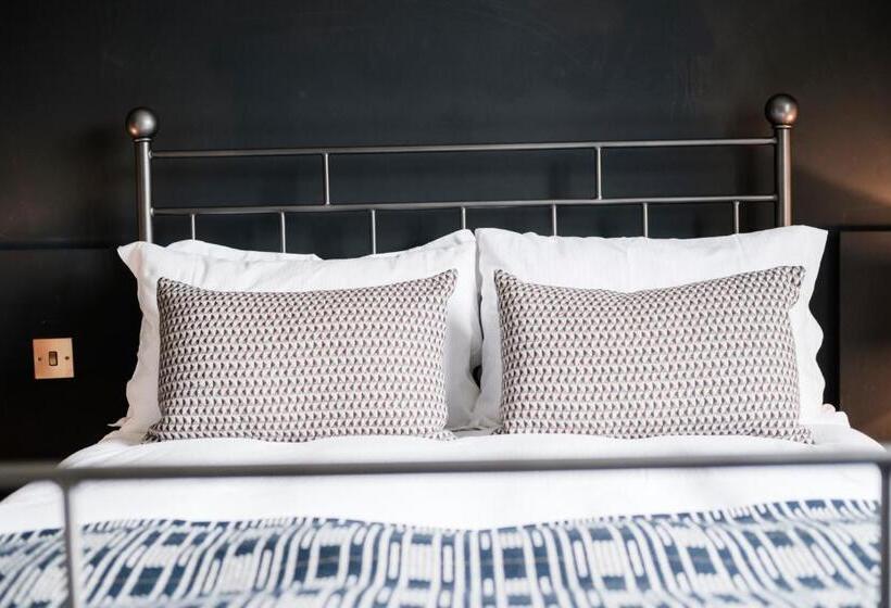 غرفة قياسية, The Pilot Inn