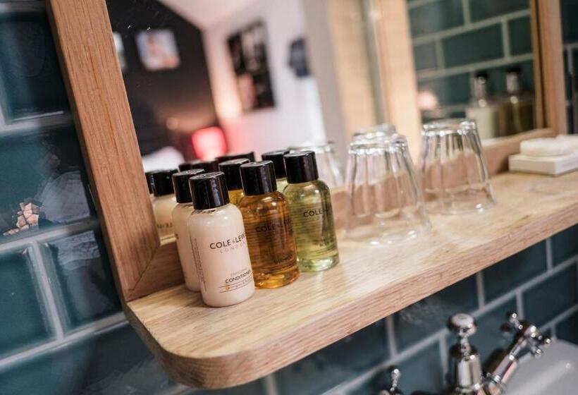 غرفة سوبيريور, The Pilot Inn