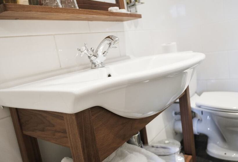 غرفة قياسية, The Pilot Inn