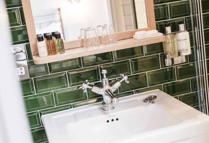 غرفة سوبيريور, The Pilot Inn