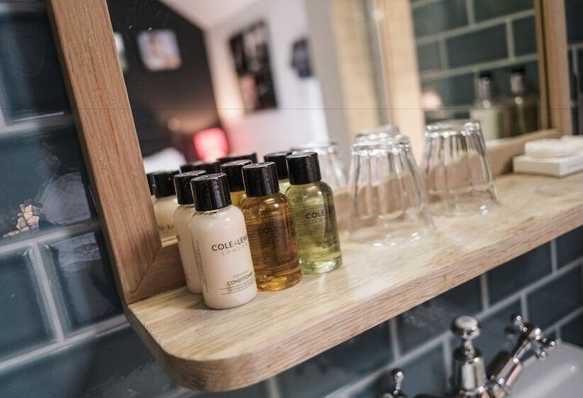 غرفة سوبيريور, The Pilot Inn