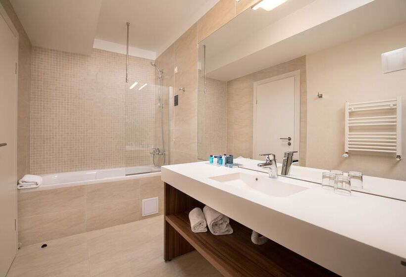 اتاق سوپریور با بالکن, Concorde Old Bucharest