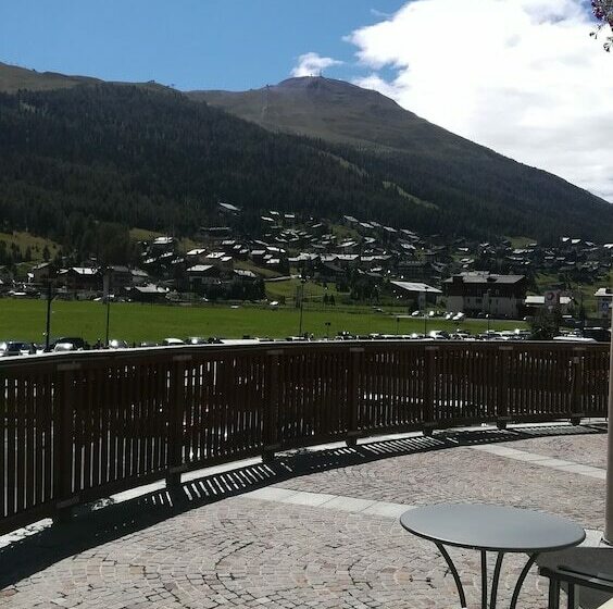 سوئیت با وان آب گرم, Flora