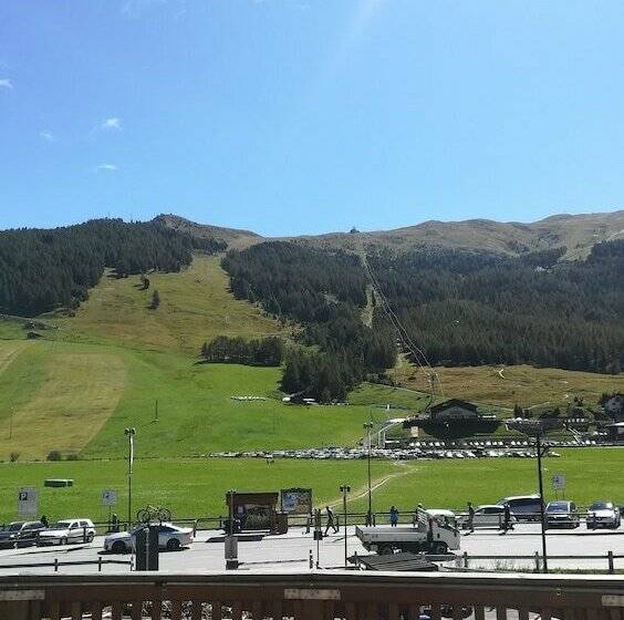 سوئیت با وان آب گرم, Flora