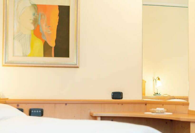 سوئیت با وان آب گرم, Flora