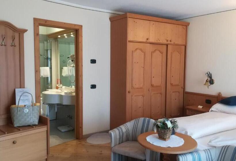 اتاق استاندارد با چشم‌انداز کوهستان, Flora