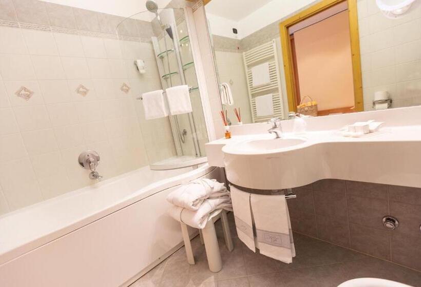 سوئیت جونیور خانوادگی, Flora