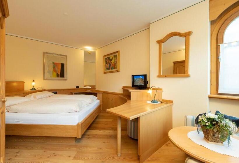 سوئیت با وان آب گرم, Flora