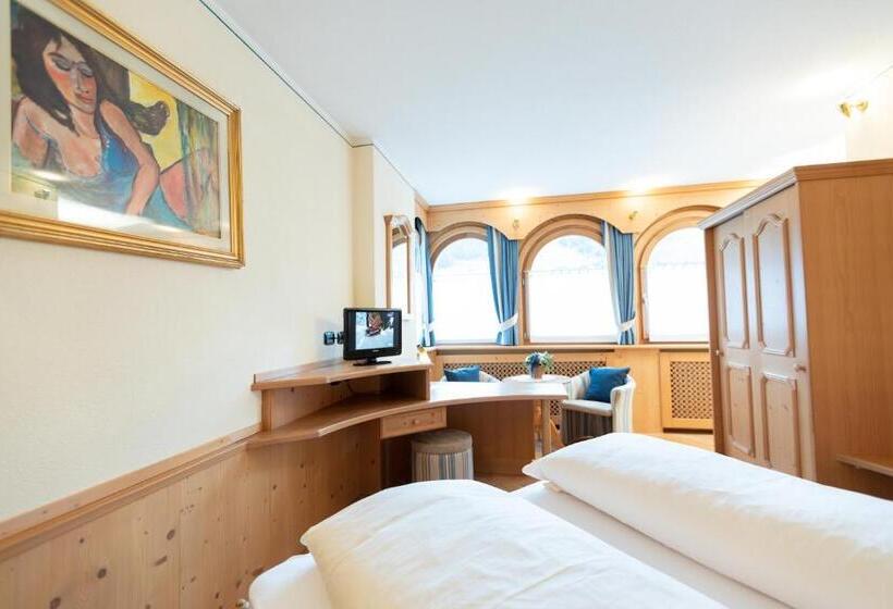 سوئیت با وان آب گرم, Flora