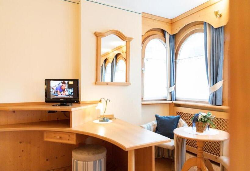 سوئیت با وان آب گرم, Flora