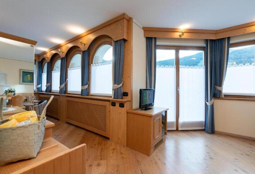 سوئیت با وان آب گرم, Flora