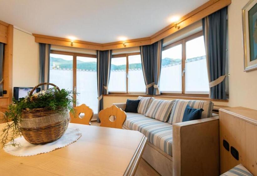 سوئیت با وان آب گرم, Flora