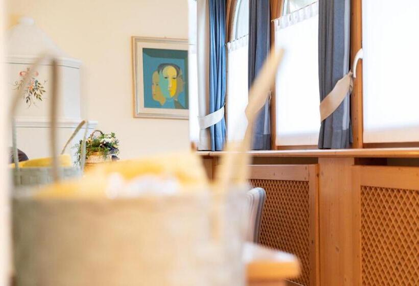 سوئیت با وان آب گرم, Flora