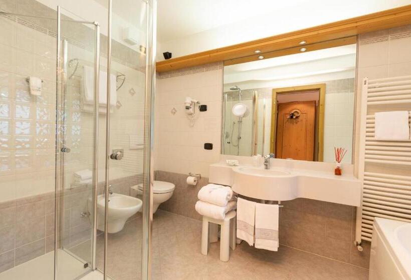 سوئیت با وان آب گرم, Flora