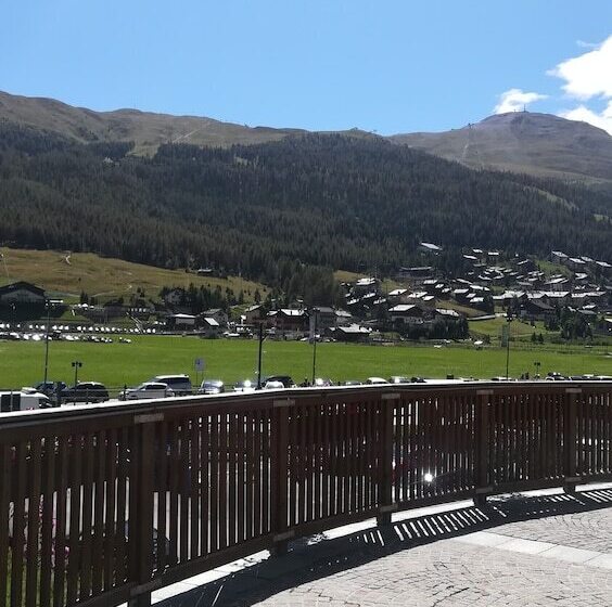 سوئیت با وان آب گرم, Flora