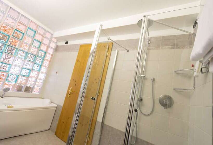 سوئیت با وان آب گرم, Flora