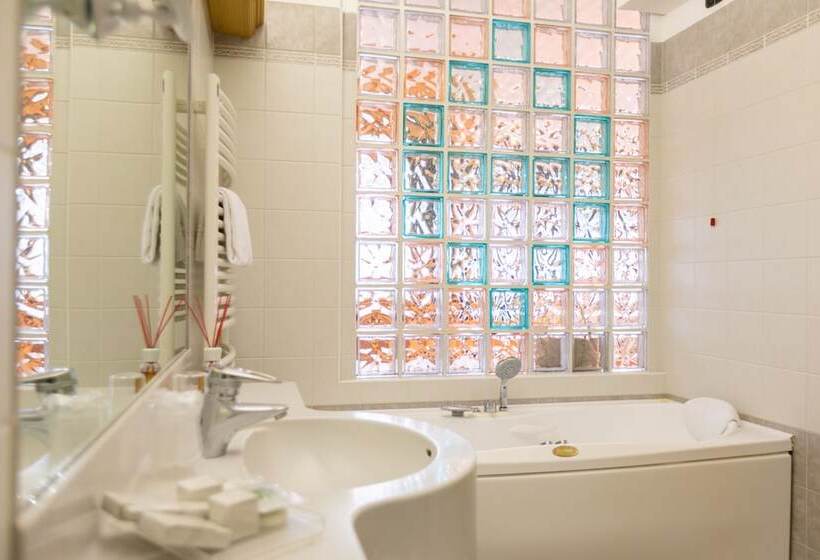 سوئیت با وان آب گرم, Flora