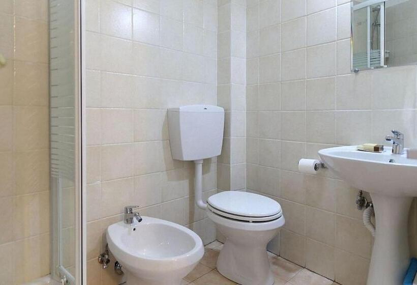 اتاق خانوادگی, Mia Palace