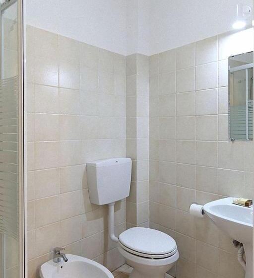 اتاق خانوادگی, Mia Palace