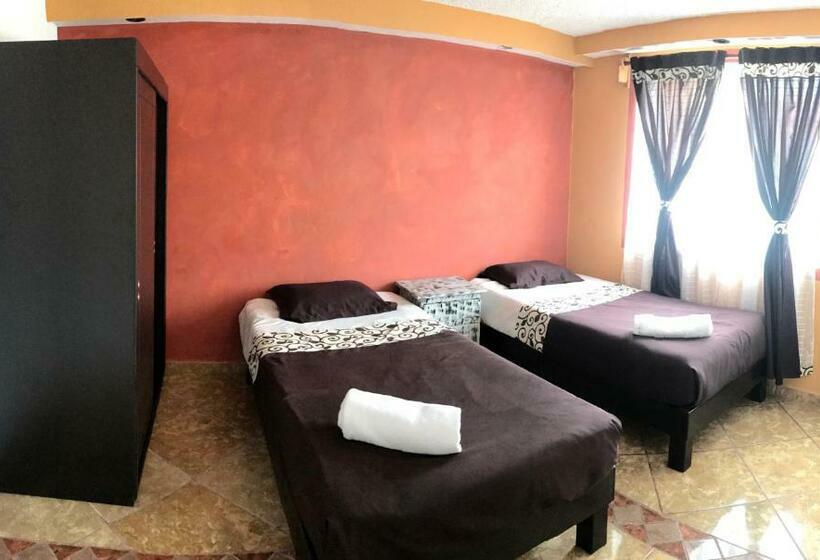 سرير فى غرفة مشتركه, & Suites Cerro Roj0