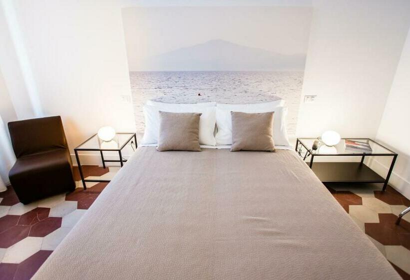 اتاق استاندارد سه نفره, Rhegion B&b