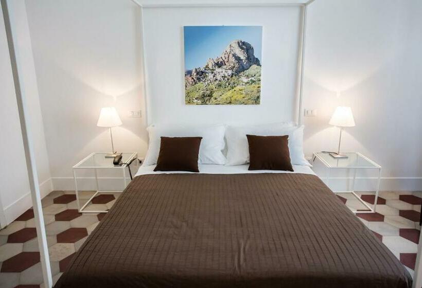 اتاق لوکس سه تخته, Rhegion B&b