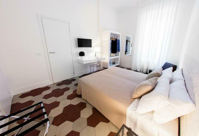 اتاق استاندارد سه نفره, Rhegion B&b