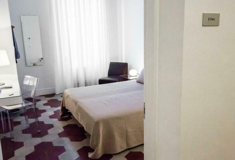 اتاق استاندارد سه نفره, Rhegion B&b