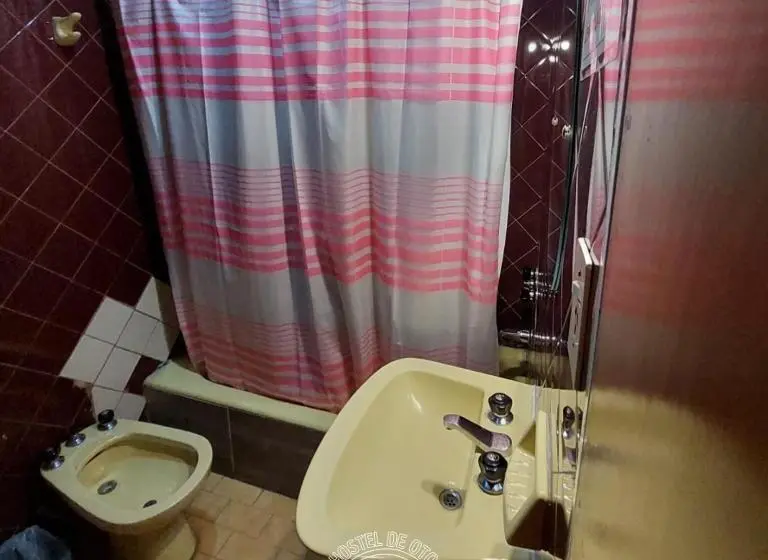 Perhehuone, Hostel De Oto