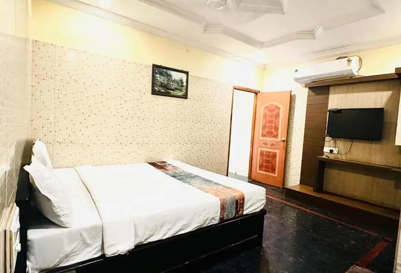 اتاق راحتی سه تخته, Tejasri Residency