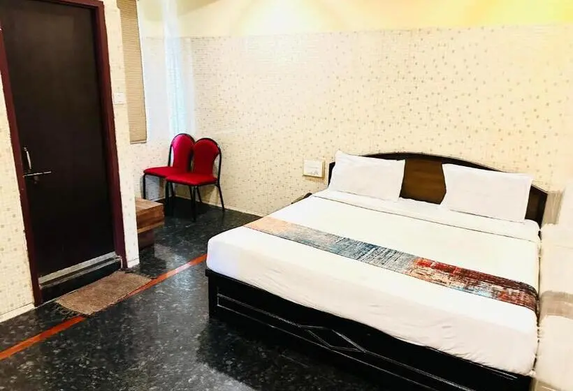 اتاق راحتی سه تخته, Tejasri Residency
