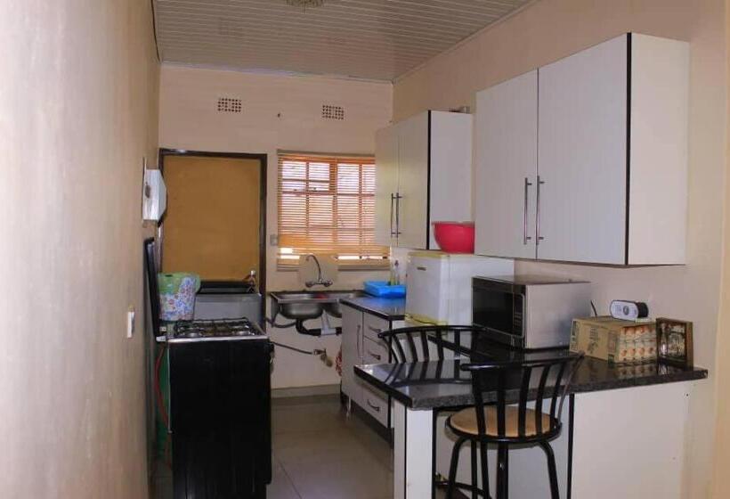 اتاق خانوادگی, Lormasol Mews Guesthouse