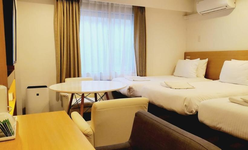 חדר סטנדרט לשלושה, Passage 2