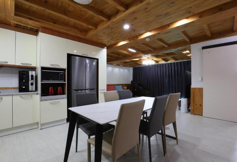 Cameră Familiară, Z