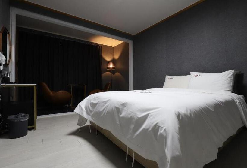 Cameră Familiară, Z