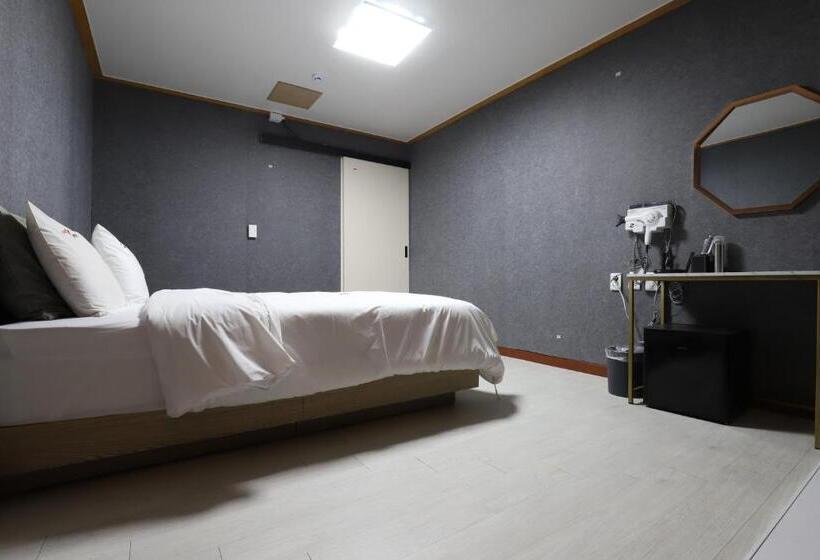 Cameră Familiară, Z