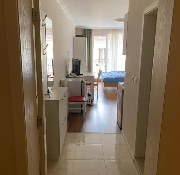 استودیو استاندارد با بالکن, Marvel Deluxe Studio