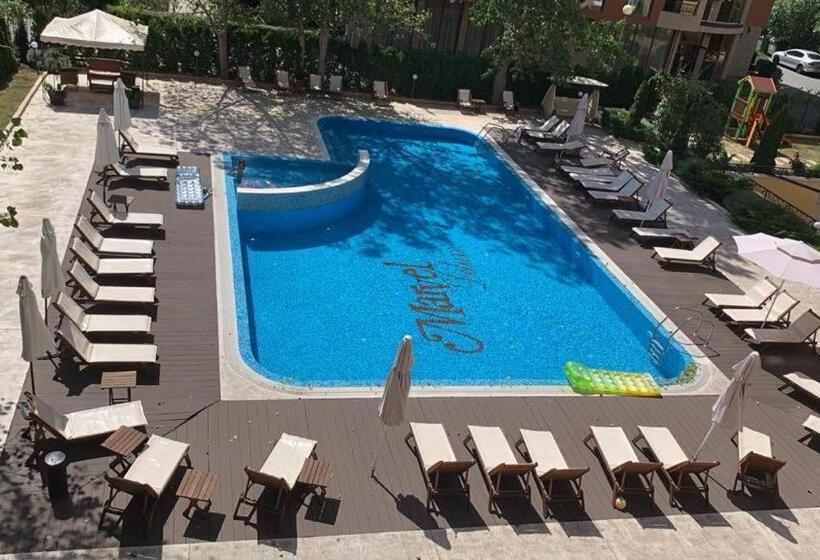 استودیو استاندارد با بالکن, Marvel Deluxe Studio