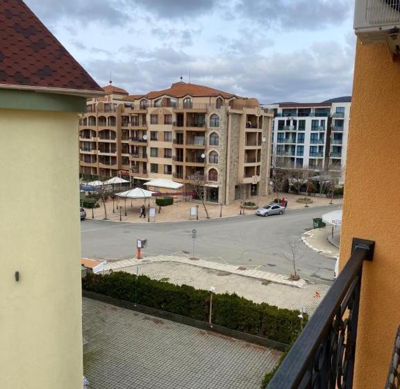 استودیو استاندارد با بالکن, Marvel Deluxe Studio