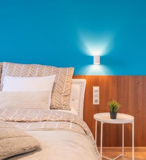 سوییت خانوادگی, Feel Good House
