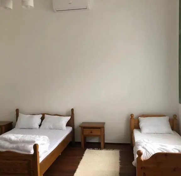 Standard Neljän Hengen Huone, Padmalyos Vendégház