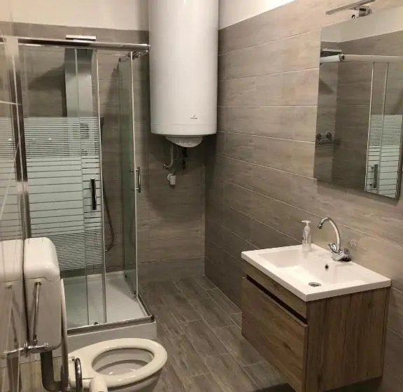 Standard Neljän Hengen Huone, Padmalyos Vendégház