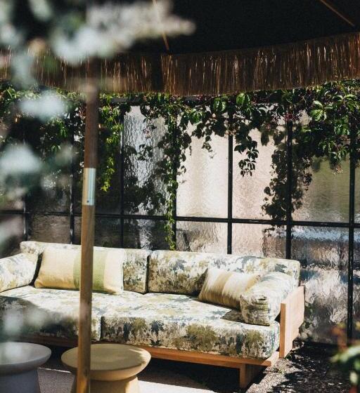 غرفة قياسية مزوَّدة بتراس, In2 Bnb