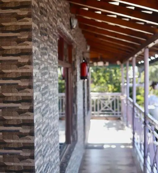 Villa 2 Makuuhuonetta, Kasar Himalaya Holiday Resort, Binsar Rd