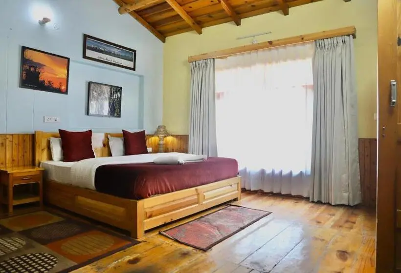 Villa 2 Makuuhuonetta, Kasar Himalaya Holiday Resort, Binsar Rd
