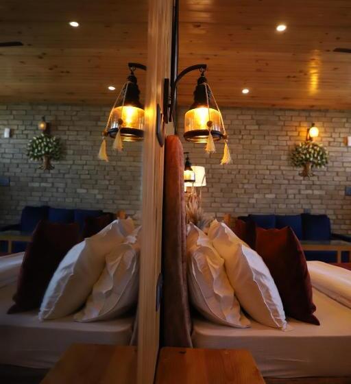 带花园景观和一个卧室的别墅, Kasar Himalaya Holiday Resort, Binsar Rd