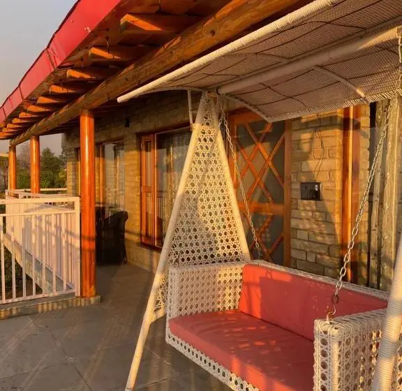 Villa 1 Makuuhuone, Kasar Himalaya Holiday Resort, Binsar Rd